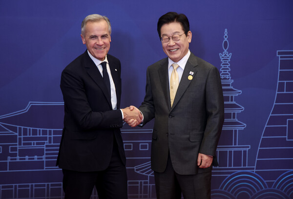 이재명 대통령이 29일 경북 경주 힐튼호텔 그랜드볼룸에서 열린 대통령 주최 정상 특별만찬에 앞서 마크 카니 캐나다 총리를 영접하고 있다(연합뉴스)