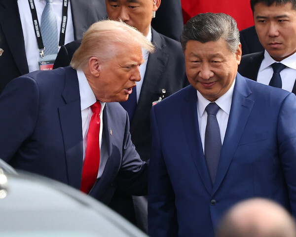  도널드 트럼프 미국 대통령과 시진핑 중국 국가주석이 30일 부산 김해공군기지 의전실 나래마루에서 미중 정상회담을 마친 뒤 회담장을 나서며 인사하고 있다.(이미지=연합뉴스)