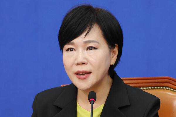  더불어민주당 전현희 수석 최고위원이 19일 서울 여의도 국회에서 최근 '캄보디아 사태', 부동산 대책 등 현안 관련 기자간담회를 하고 있다(연합뉴스)