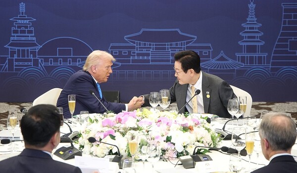 이재명 대통령과 도널드 트럼프 미국 대통령이 지난 29일 경북 경주 힐튼호텔 그랜드볼룸에서 열린 이 대통령 주최 정상 특별만찬에서 악수하고 있다.＠연합뉴스