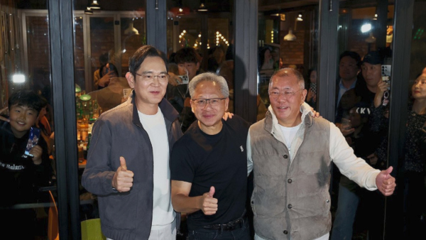 젠슨 황 엔비디아 최고경영자가 30일 서울 삼성동 한 치킨집에서 진행된 이재용 삼성전자 회장, 정의선 현대차그룹 회장과 회동을 마친 후 기념촬영을 하고 있다. @연합뉴스