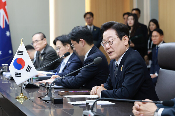  이재명 대통령이 30일 경북 경주 APEC 정상회의장에서 열린 한-호주 정상회담에서 발언하고 있다(연합뉴스)