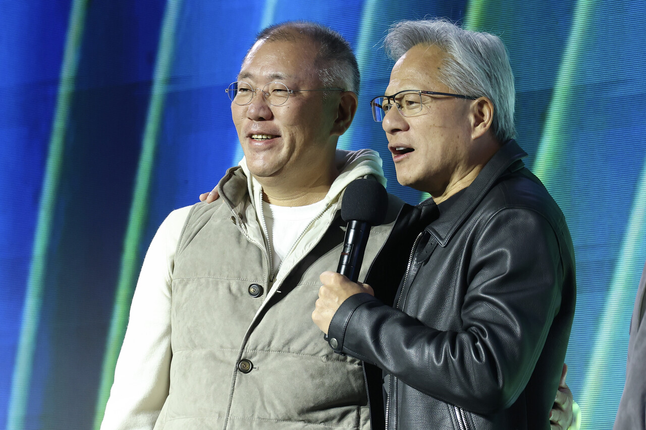 젠슨 황 엔비디아 최고경영자와 정의선 현대차그룹 회장이 지난 30일 서울 코엑스에서 열린 엔비디아의 그래픽카드(GPU) '지포스' 출시 25주년 행사에서 단상에 올라 있다.