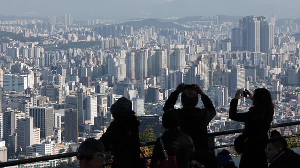  정부의 연이은 부동산 대책에도 소비자들의 집값 상승 기대는 4년 만에 가장 높은 수준인 것으로 나타난 28일 서울 남산에서 바라본 서울 도심 아파트 모습(연합뉴스)