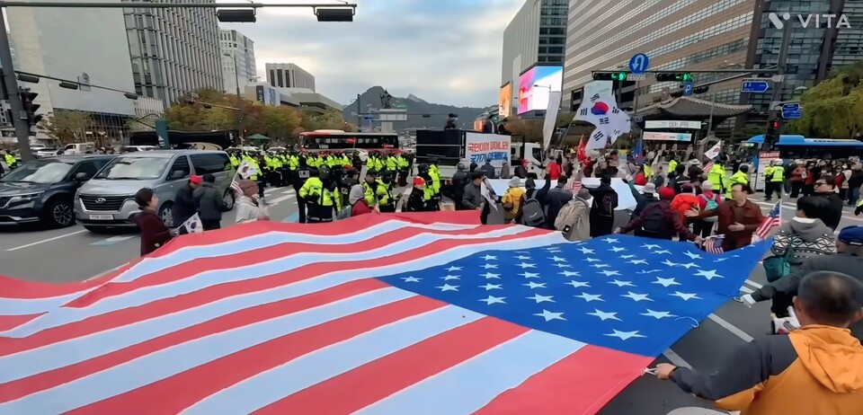 트럼프도 감동! ‘윤 어게인’ 애국 대행진, 광화문을 뒤덮다... “이게 진짜 민심이다!” 윤석열 복귀 함성