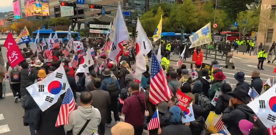 트럼프도 감동! ‘윤 어게인’ 애국 대행진, 광화문을 뒤덮다... “이게 진짜 민심이다!” 윤석열 복귀 함성