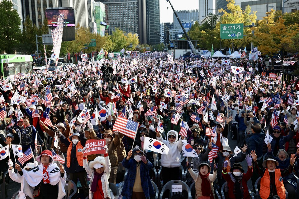 “윤석열 대통령은 반드시 돌아온다!”… 10만 국민 외침으로 뒤흔든 광화문/ 출처=대국본