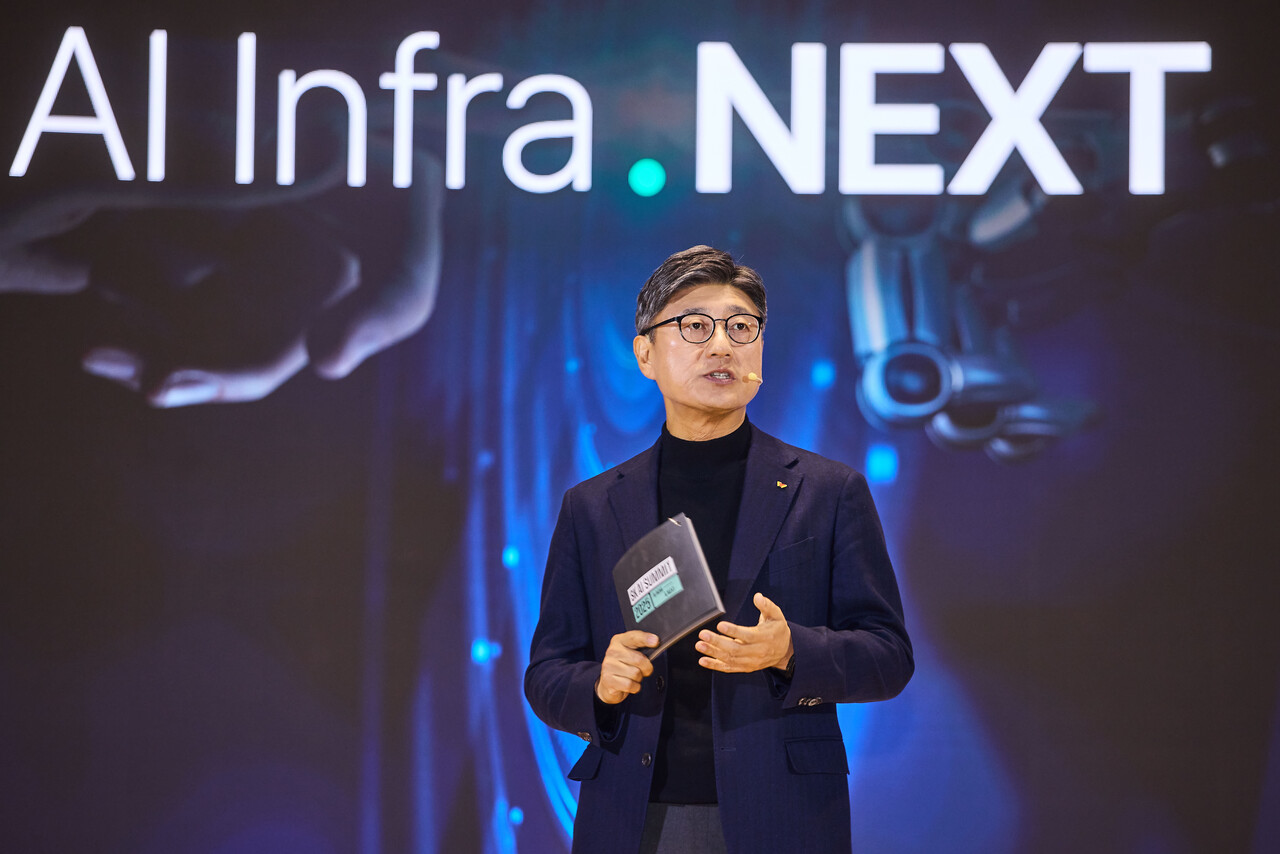 정재헌 SKT CEO가 3일 열린 ‘SK AI Summit 2025’에서 발표를 하고 있다.