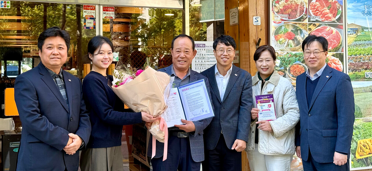 흥국화재 관계자들이 서울 광화문 ‘황금정 식당’을 방문해 응원문구와 꽃다발을 전달하고 있다. 왼쪽부터 흥국화재 소비자지원팀 이영제 팀장, 김가은 사원, 황금정 배광순 대표 흥국화재 CCO 주기영 실장, 소비자보호팀 한영심 주임, 권봉천 팀장