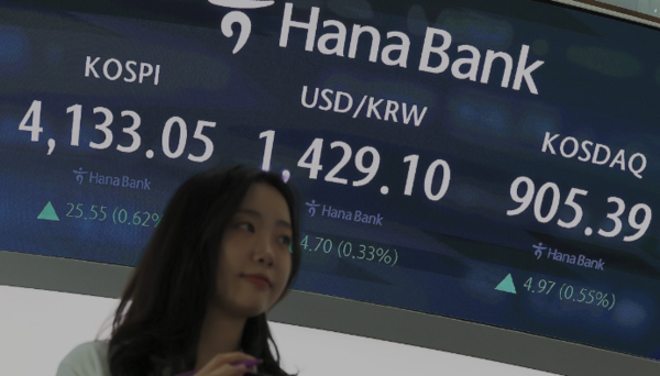 코스피가 상승 출발해 4,130대를 나타낸 3일 오전 서울 중구 하나은행 본점 딜링룸에서 직원들이 업무를 보고 있다.(사진=연합뉴스)