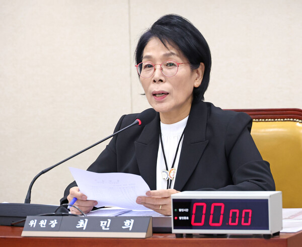 30일 국회 과학기술정보방송통신위원회에서 열린 종합감사에서 최민희 위원장이 국민의힘 박정훈 의원의 사퇴 요구 발언을 듣고 있다.(연합뉴스)