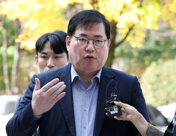 대장동 개발 비리 의혹으로 재판에 넘겨진 유동규 전 성남도시개발공사 기획본부장이 31일 서울 서초구 중앙지법에서 열린 1심 선고공판에 출석하며 입장을 밝히고 있다.(연합뉴스)