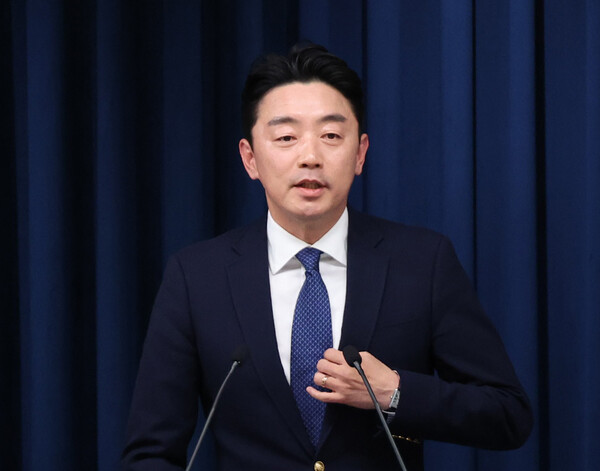 강훈식 대통령비서실장이 3일 용산 대통령실 기자회견장에서 재판중지법 관련 브리핑을 하고 있다(연합뉴스)