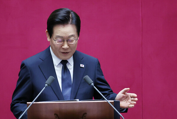 이재명 대통령이 4일 국회 본회의장에서 2026년도 정부 예산안 시정연설에 앞서 비어 있는 국민의힘 의원석을 가리키며 "좀 허전하군요"라고 말하고 있다.(연합뉴스)