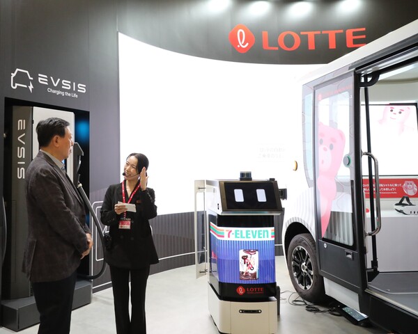 신동빈 롯데 회장이 지난 3일 일본 도쿄 빅 사이트에서 열리고 있는 ‘재팬모빌리티쇼 2025’의 롯데관을 찾아 그룹의 모빌리티 사업을 점검했다. 사진 제공=롯데.