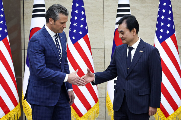  안규백 국방부 장관과 피트 헤그세스 미국 국방부 장관이 4일 서울 용산 국방부 청사에서 열린 제57차 한미안보협의회의(SCM) 확대회의에서 악수하고 있다.(연합뉴스)