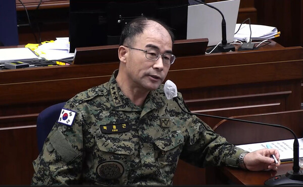 곽종근 전 육군 특수전사령관이 지난 3일 서울 서초구 서울중앙지법에서 열린 윤석열 전 대통령의 내란 재판에 증인으로 출석하고 있다. 곽 전 사령관은 지난해 10월 윤 전 대통령이 국민의힘 한동훈 전 대표 등을 지목하며 "잡아 오라. 총으로 쏴서라도 죽이겠다"고 말했다고 주장했다. 윤 전 대통령 측은 "그런 말을 한 적이 없다"며 즉각 반박했다. 2025.11.4. /사진제공 = 서울중앙지방법원