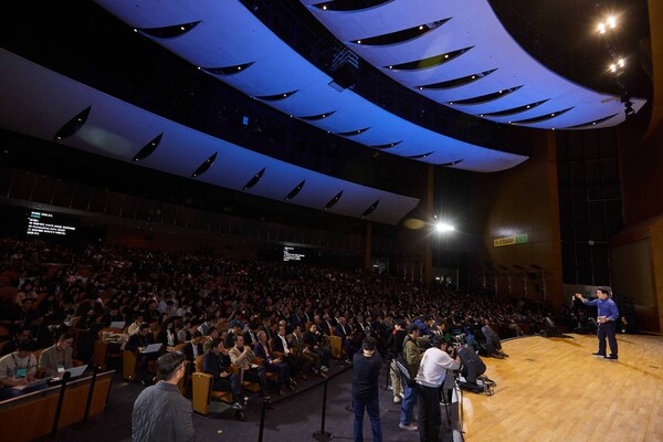 지난 3일 서울 강남구 코엑스에서 열린 ‘SK AI 서밋 2025’에서 청중들이 최태원 회장의 ‘AI Now & Next’를 주제로 한 기조연설을 듣고 있다. 사진 제공=SK그룹.