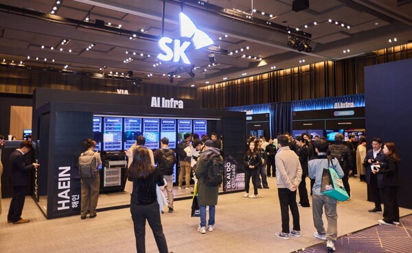 ‘SK AI Summit(서밋) 2025’에 마련된 SK그룹 ‘AI 인프라’ 전시부스. 사진 제공=SK그룹.