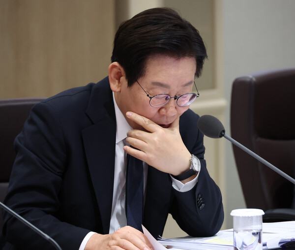 이재명 대통령이 4일 용산 대통령실에서 열린 국무회의에서 자료를 살펴보며 부처별 업무보고를 받고 있다(연합뉴스)