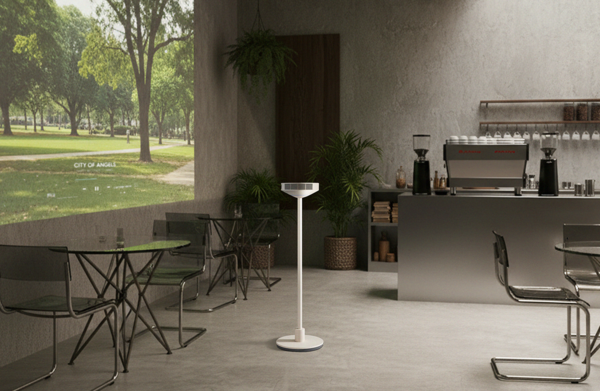 LG전자가 영상, 조명, 사운드로 공간에 가치를 더하는 인테리어 프로젝터 ‘LG 무드메이트’를 선보인다. 긴 스탠드에 원형의 프로젝터 헤드를 결합한 형태로, 자유롭게 옮겨 다니며 최대 120인치 대화면으로 콘텐츠를 감상할 수 있다. 사진 제공=LG전자.