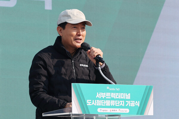 오세훈 서울시장이 4일 서울 양천구 서부트럭터미널에서 열린 '도시첨단물류단지 기공식'에서 축사를 하고 있다.(연합뉴스)