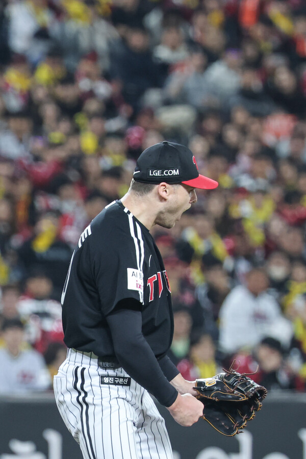지난 31일 대전한화생명볼파크에서 열린 2025 프로야구 KBO리그 포스트시즌 한국시리즈 5차전 LG 트윈스와 한화 이글스의 경기. 7회 말까지 1실점 호투한 LG 선발투수 톨허스트가 포효하고 있다 [사진제공=연합뉴스]