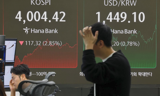 코스피가 급락한 5일 서울 중구 하나은행 본점 딜링룸에서 딜러가 업무를 보고 있다.(사진=연합뉴스)