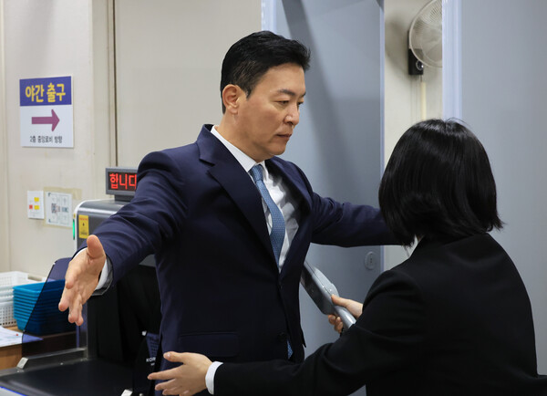 김성훈 전 대통령 경호처 차장이 31일 서초구 서울중앙지법에서 열린 윤석열 전 대통령의 특수공무 집행방해 등 혐의 재판에 증인으로 출석하고 있다.(연합뉴스)