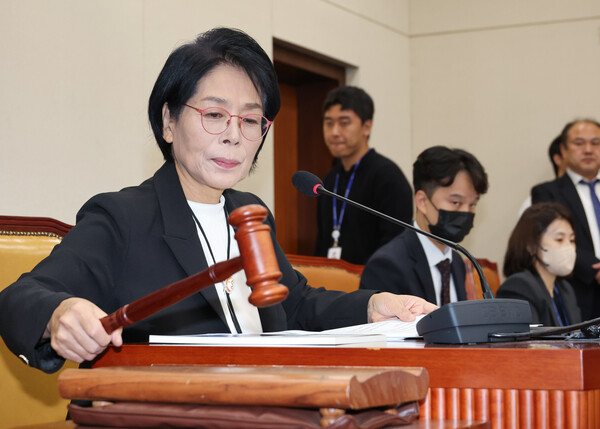 30일 서울 여의도 국회 과학기술정보방송통신위원회에서 열린 종합감사에서 최민희 위원장이 의사봉을 두드리고 있다(연합뉴스)