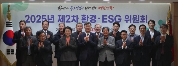 (앞줄 왼쪽 4번째) 이상훈 환경·ESG 위원장이 기념사진을 촬영하는 모습. 사진 제공=중소기업중앙회.