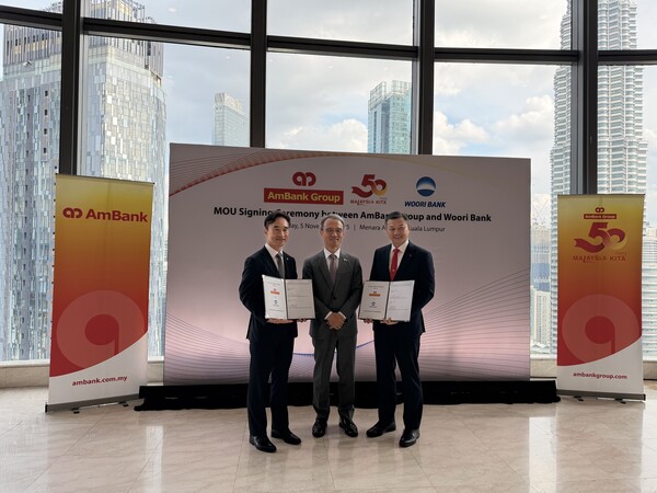 (왼쪽부터) 류형진 우리은행 글로벌그룹장, 여승배 주말레이시아대한민국대사, 크리스토퍼 얍 AmBank 부행장이 지난 5일 말레시이아 쿠알라룸푸르에 위치한 AmBank 본사건물에서 양국간 금융협력강화 MOU를 체결하고 기념사진을 촬영했다. 사진 제공=우리은행.