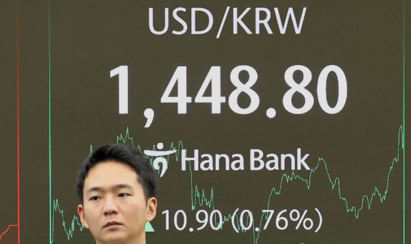 코스피가 급락한 5일 서울 중구 하나은행 본점 딜링룸에서 딜러가 업무를 보고 있다.(사진=연합뉴스)