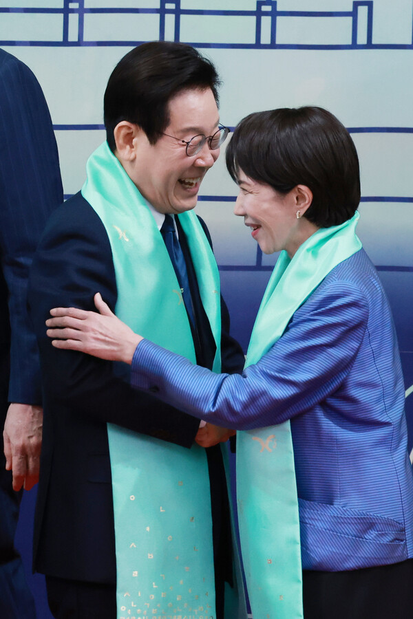 이재명 대통령이 1일 경주화백컨벤션센터(HICO)에서 열린 2025 아시아태평양경제협력체(APEC) 정상회의 기념촬영에서 다카이치 사나에 일본 총리와 인사하고 있다.(연합뉴스)