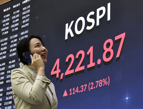 3일 서울 영등포구 한국거래소 홍보관 전광판에 코스피 지수 등이 표시되고 있다.(연합뉴스)