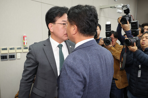 국민의힘 송언석 원내대표와 더불어민주당 이기헌 의원이 6일 서울 여의도 국회에서 열린 운영위원회의 대통령비서실과 국가안보실, 대통령경호처 등에 대한 국정감사에서 여야 설전으로 정회된 직후 이른바 '배치기'를 하며 충돌했다. [연합뉴스]