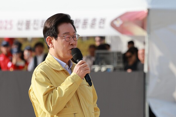  이재명 대통령이 6일 강원도 원주 산림항공본부에서 산불진화 관ㆍ군 합동훈련 참관 후 발언하고 있다.(연합뉴스)