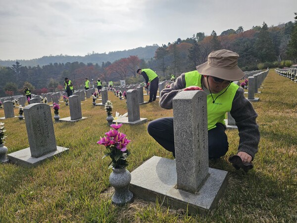 11월 6일 농협중앙회 홍보실 임직원들이 국립서울현충원을 찾아 묘역 비석 닦기, 잡초 제거 등 환경 정화 활동을 하고 있다. 사진 제공=농협중앙회.