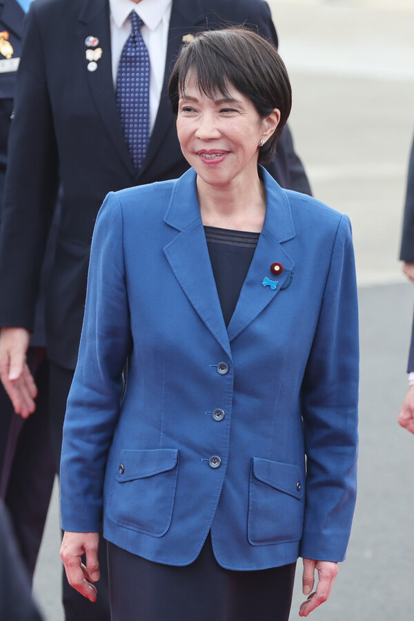 경주 APEC 정상회의 참석을 위해 방한한 다카이치 사나에 일본 총리가 30일 부산 김해국제공항에 도착하고 있다.(연합뉴스)