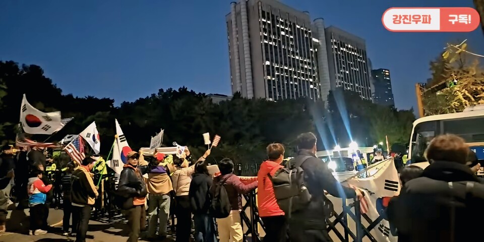 강진우파, 법원 앞 집회서 윤 대통령·여사님 차량 향해 뜨거운 지지 표명