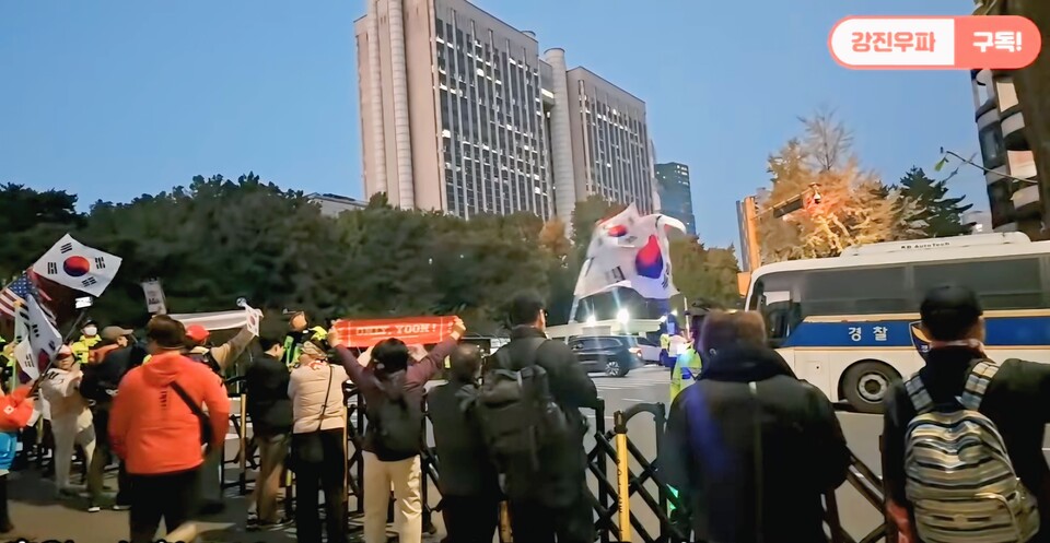 강진우파, 법원 앞 집회서 윤 대통령·여사님 차량 향해 뜨거운 지지 표명