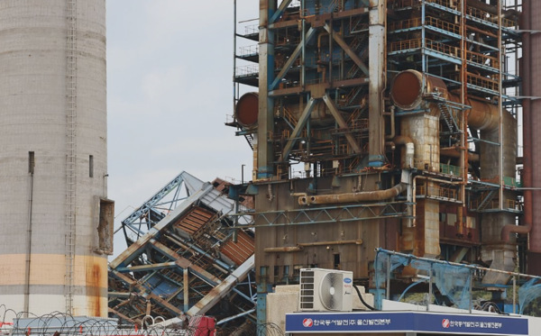 한국동서발전 울산발전본부 울산화력발전소 보일러 타워 붕괴 사고 사흘째인 8일 오전 발전소 내 보일러 타워 4호기 뒤편 이미 붕괴한 5호기에서 구조와 수색 작업이 이어지고 있다.(사진=연합뉴스)
