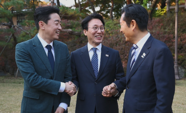 9일 서울 종로구 총리공관에서 열린 고위당정협의회에서 김민석 국무총리(가운데)가 강훈식 대통령 비서실장(왼쪽), 더불어민주당 정청래 대표와 손을 잡고 있다. (사진=연합뉴스)