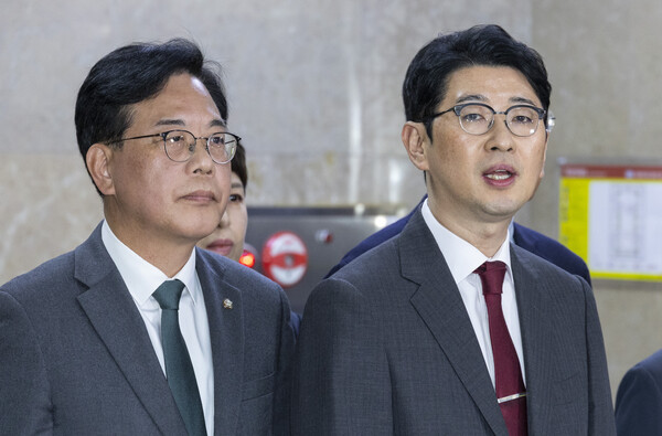 국민의힘 주진우 의원과 운영위원들이 6일 국회 운영위원회 회의실 앞에서 이날 운영위 회의 정회 직후 발생한 여야 의원 간 물리적 충돌 이후 열린 기자회견에서 신상 발언을 하고 있다.(연합뉴스)