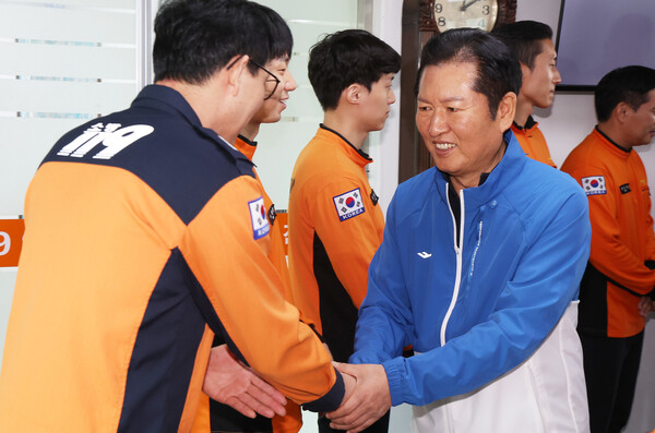 더불어민주당 정청래 대표가 9일 경기도 용인시 처인구 용인소방서 백암119안전센터를 방문해 소방관들과 인사하고 있다. [연합뉴스]