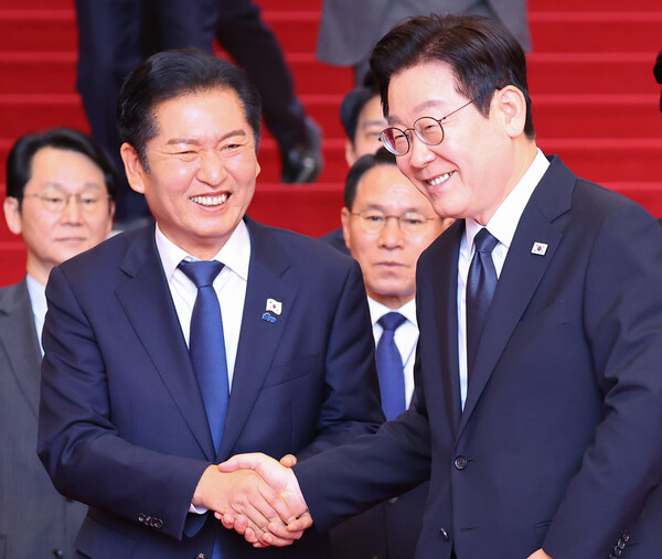 이재명 대통령이 지난 4일 2026년도 정부 예산안 시정연설을 마친 뒤 국회를 나서며 더불어민주당 정청래 대표와 인사하고 있다. [연합뉴스]