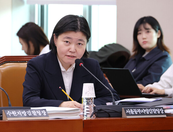 임은정 서울동부지검장이 23일 국회 법제사법위원회 전체회의에서 의원 질의에 답변하고 있다. (연합뉴스)