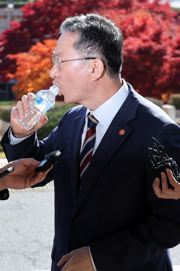 정성호 법무부 장관이 10일 오전 정부과천청사 법무부로 출근하며 검찰의 '대장동 항소 포기' 결정과 관련한 입장을 밝히며 물을 마시고 있다. 2025.11.10. /사진 = 연합뉴스