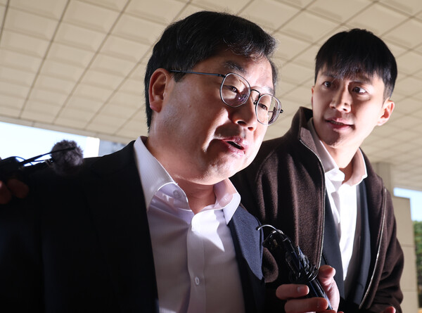 +내용을 입력하세요.18노만석 검찰총장 직무대행이 10일 서울 대검찰청으로 출근하며 취재진의 질문을 받고 있다. 2025.11.10. /사진 = 연합뉴스