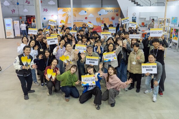 지난 8일 서울 성수동 레이어스튜디오41에서 열린 ‘WE CARE 오아시스데이’ 행사의 참가자들이 기념촬영을 하고 있다. 사진 제공=한화생명.